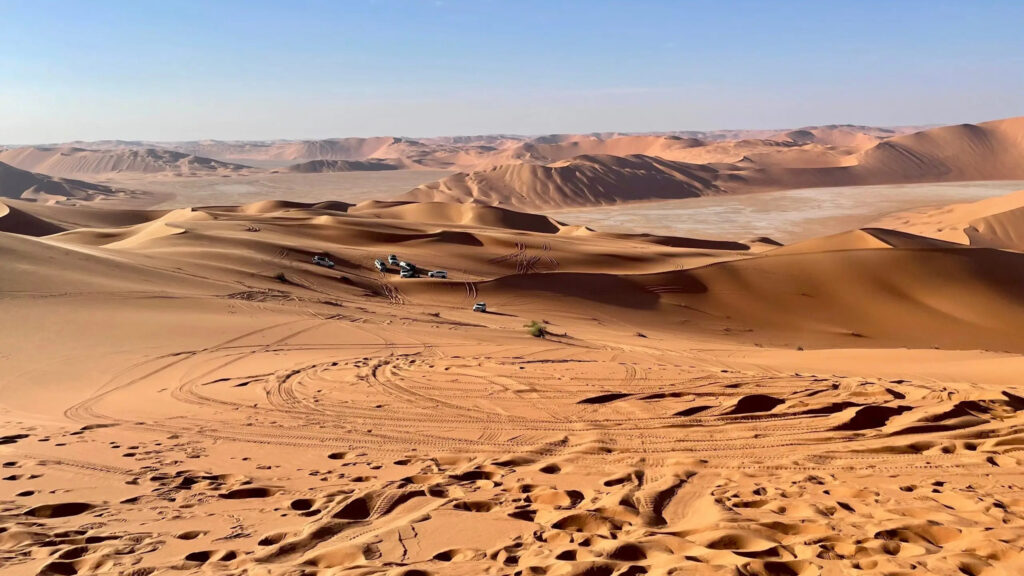 Rub al-Khali sivatag, homokdűnék és autónyomok a végtelen homoktengerben, ahol mesterséges intelligenciával tárják fel az ősi civilizációk titkait.